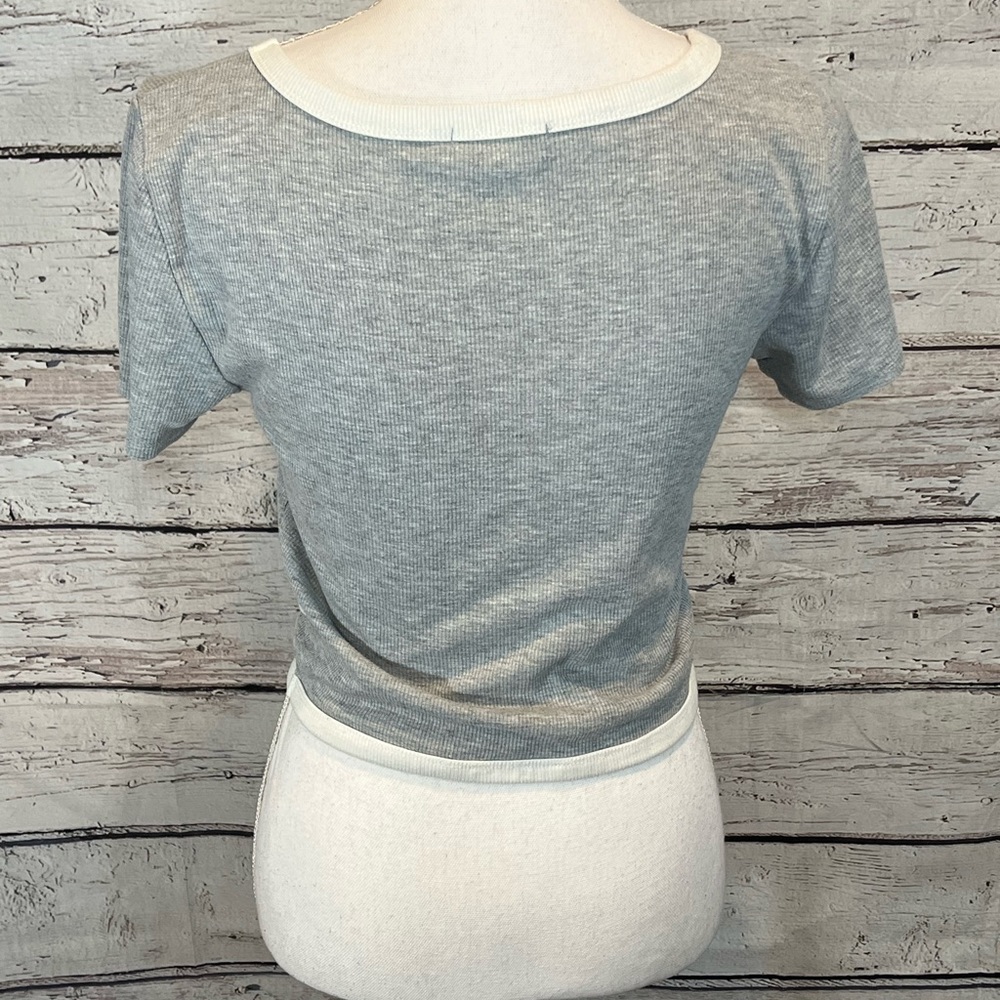 CHARLOTTE RUSSE Gray Ribbed Crop Top with White Trim - Picture 3 of 3